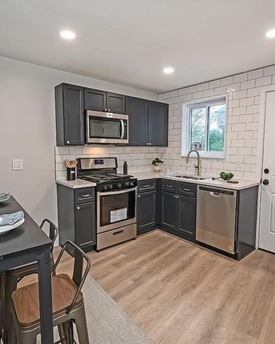 Hip And Bright Lawerenceville 2 Bed Easy Parking Питсбърг Екстериор снимка
